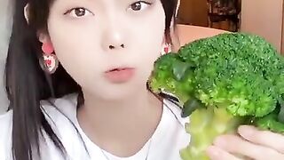 Eat 14 Emojis in 30 seconds Challenge