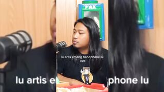 Artis pakai hp xiaomi