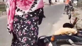 بیوی کو ساتھ لے جانے سے  پہلے پٹرول چیک کر لیا کرو