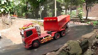 TERPELESET DAN NYUNGSEP !! RC TRUK HINO 500 TRAILER VS RC TRUK QUESTER BERMUATAN PASIR terguling