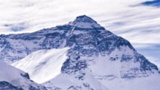 Sudah ada ribuan pendaki yang berhasil menyentuh puncak Everest