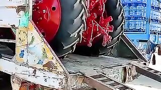 Belarus_tractor_unloading