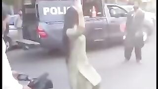 یہ کیا بیہودگی ہے؟نواز شریف کی مری سے لاہور آمد کے موقع پر ن لیگ کی کارکن انکا ا