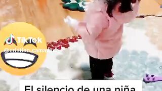 Hay pobrecita la niña que traviesa