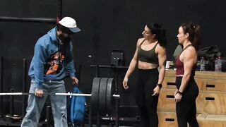 professional powerlifter lifts heavy weights like it's nothing