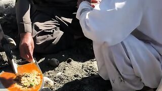 Look at the way laborers eat food, have you ever eaten food like this?