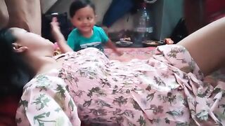 ibu_menyusui_di_rumah_Dengan_daster_barunya(360p).