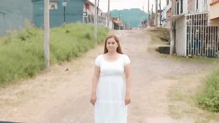 Un le aparece a esta mujer para salvarle La vida a una joven que la está usando un hombre como fuente de ingreso