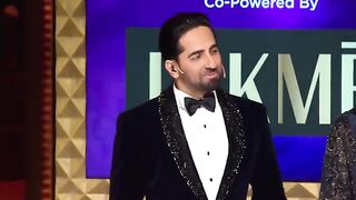 Shahrukh_Khan_And_Sunil_Grover_Hilarious_Skits_-_Zee_Cine_Awards_-_Zee_TV(360p).