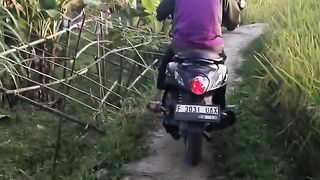 #Short video#Ride a motorbike on the edge of the rice fields