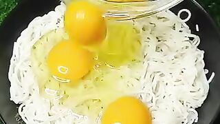 নুডুলস দিয়ে পিৎজা তৈরির অভিনব কায়দা দেখুন