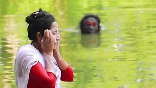 Scary Gorilla Attack Prank on Girl!!