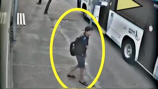 Deux hommes sur une moto qui essaie de braquer un jeune homme  )