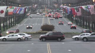 Un avenue avec les drapeaux des nations