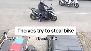 Des criminels essaient de volé une grosse moto