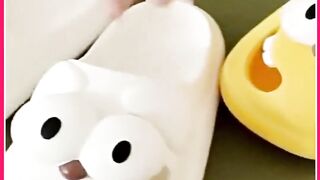 Feito de EVA, esse chinelo é macio, confortável e mega divertido