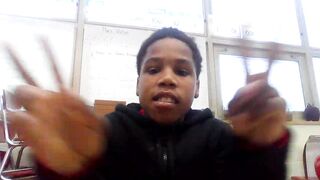 tryin to throw up gang sighn is crazy