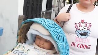 Millonario regala bebe lleno de billetes a hermosa mujer que perdió a su hijo en un accidente
