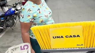Madre trabajadora limpia casa sin saber que era para ella. -- Su reacción nos hizo llorar(