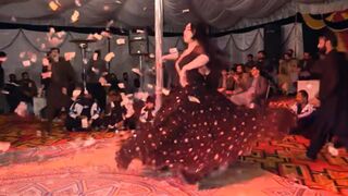 Pakistani Cute Girl Dance Performance