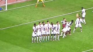 Unexpected moment in football ????