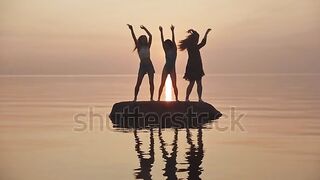 اصدقاء سعداء