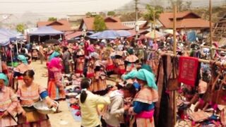 Pasar pekan raya di pegunungan di Vietnam