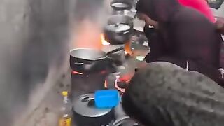 نساء غزة يطبخون الطعام لإنقاذ الناس من الجوع