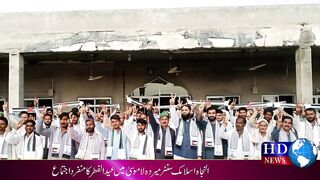 نمازیوں نے فلسطینی پرچم کا مفلر گلے میں ڈال کر نماز عید کے اجتماع میں شرکت کی