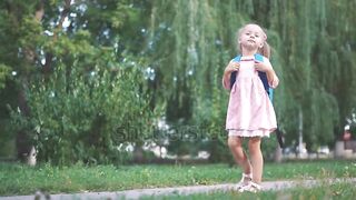تلميذه تمشي بالحقيبة في الحديقه