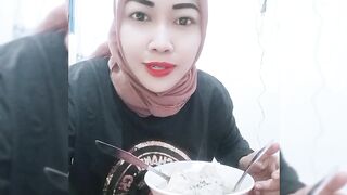 When it comes to paporit, Indonesian people eat meatballs