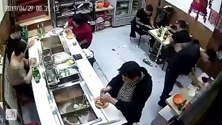 Northeast China gangs were fighting in the restaurant，because of looking at each other 东北社会人打架 哥们瞅啥啊
