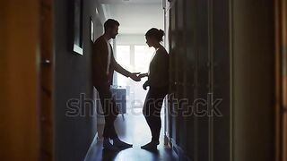زوجان حزينان يعانقان ويريحان بعضهما البعض في الأوقات الصعبه