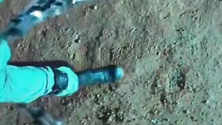 Ele pega arma na mão
