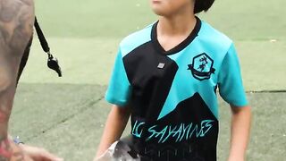 Niño pobre juega con zapatos de plastico y el entrenador lo humilla