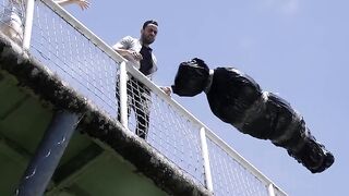 Por amor al dinero más que a su propia madre hace está monstruosidad pero Dios siempre pone ángeles en el momento precisó