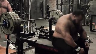 Julius Maddox bench pressing 505 pounds / 229 kg for 15 reps