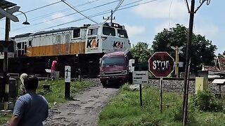 the train hit a car#fyp