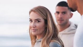 الأصدقاء عند البحر