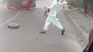 چھ دیر پہلے فیصل اباد رکشے میں اگ لگنے کی وجہ سے یہ حادثہ پیش ایا اللہ پاک رحم کرے