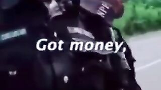 ہالینڈ کی خاتون یوٹیوبرنائجیریا میں پولیس کو رشوت لیتے پکڑا کر وردی اتروادی