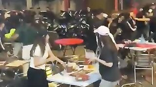Bergaduh Di Pasar Malam