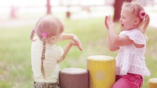Enfants jouant dans la prairie