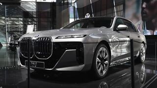 2023 BMW i7 luxury car series with interior and exterior review.