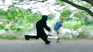 Gorill Attack  Pranks-Scary Fake Gorilla Prank On Public ◎[▪‿▪]◎◎[▪‿▪]◎