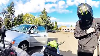 Men see turtle, Men happy