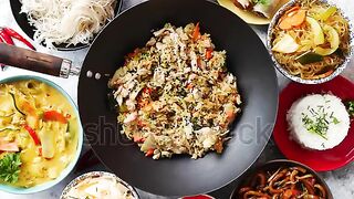 مجموعة الطعام الصيني. نودلز صينية، أرز مقلي مع دجاج، شوربة