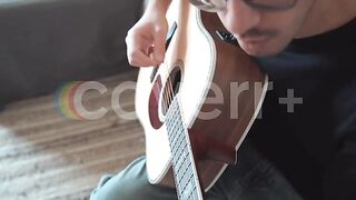 رجل يعزف على الجيتار بعنايه