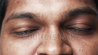 عيون ملونة