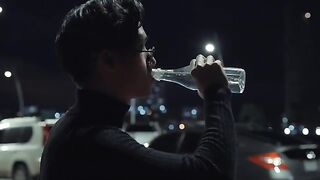 رجل اسيوي يشرب الماء